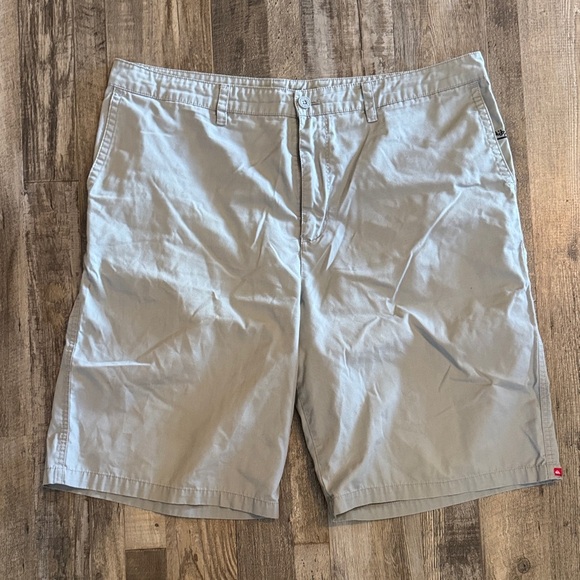Quiksilver Men's Light Gray Flat Front Shorts - Picture 1 of 7